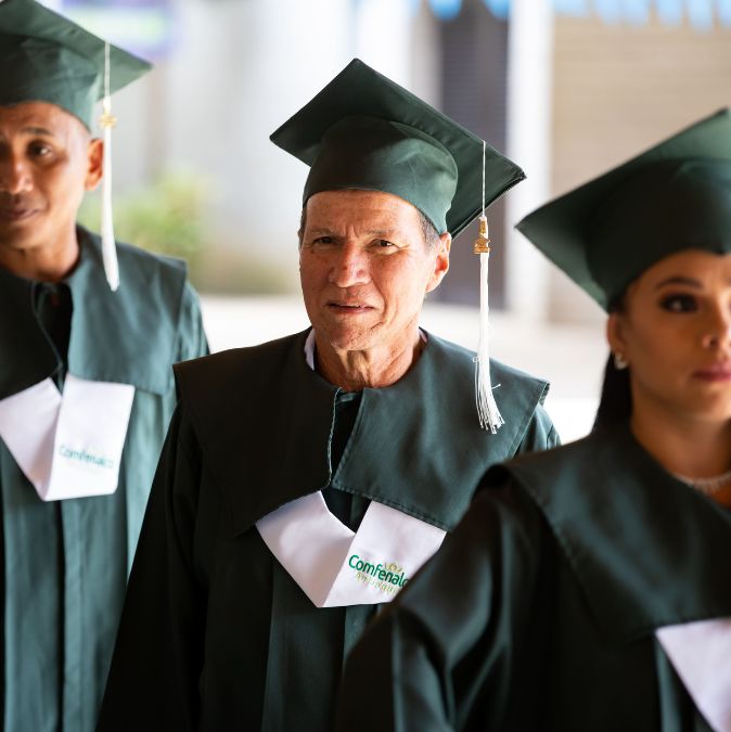 Más de 270 estudiantes en extraedad se graduaron de bachillerato