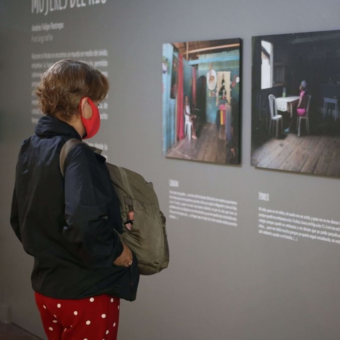 Exposición Mujeres del Río llega a Comfenalco La Playa