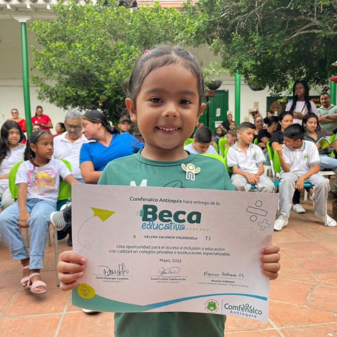 Entregamos más de 125 becas a niños y jóvenes de Medellín y Antioquia