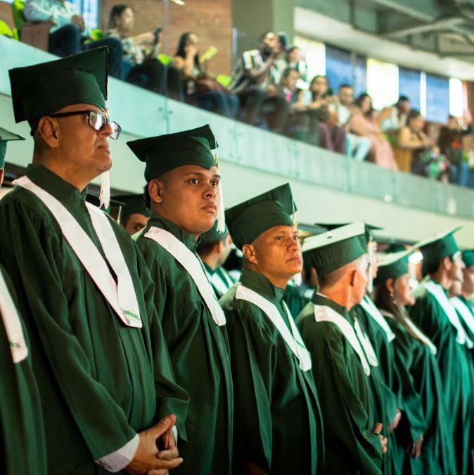 Oportunidades para jóvenes y adultos de terminar la primaria y el bachillerato